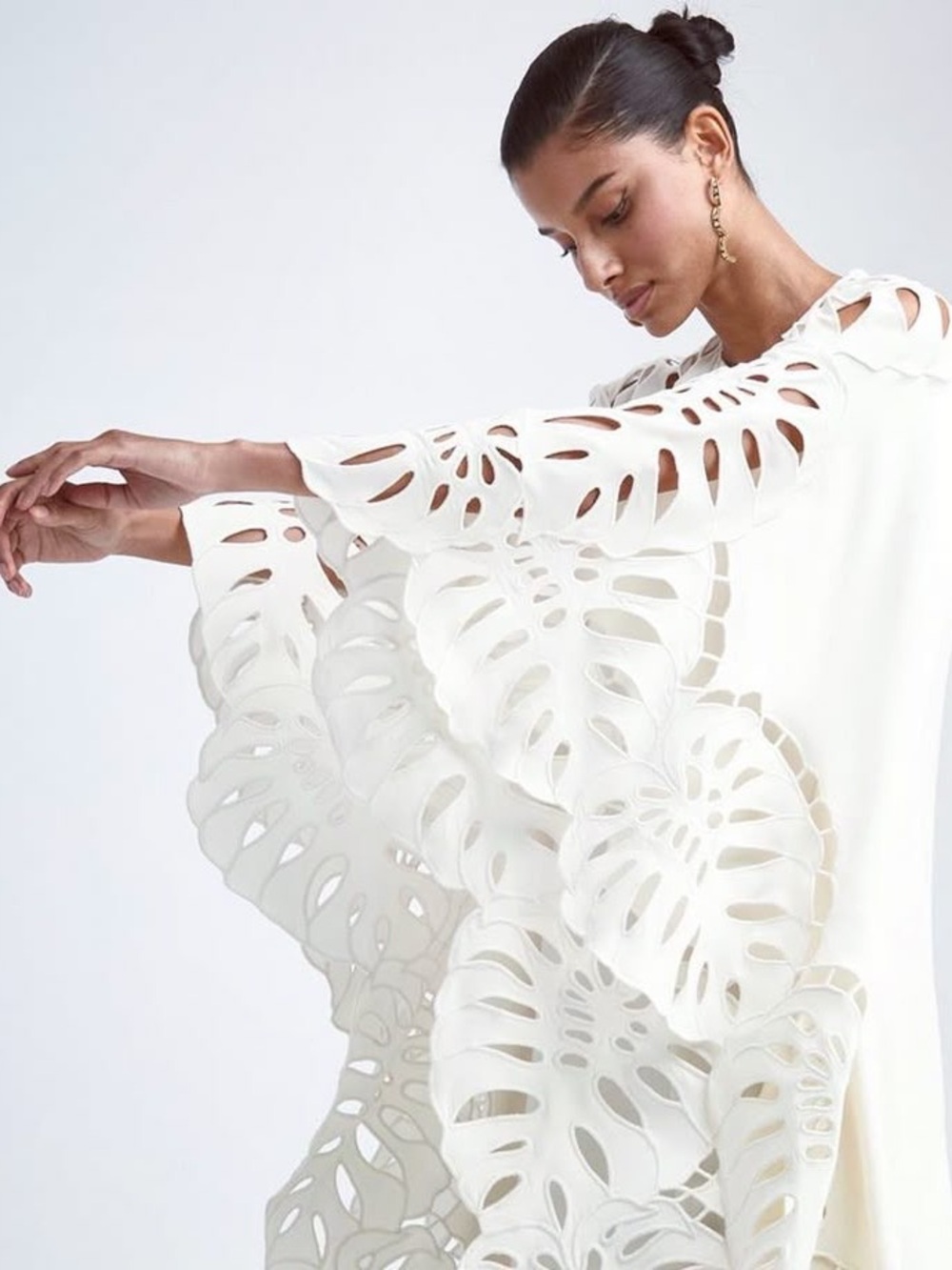 Oscar de la Renta Ivory High-Low Cape Dress 2026 collection